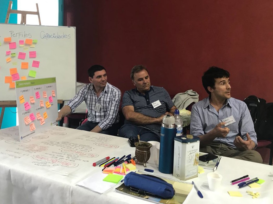 BuenosAires_LAB's tweet photo. Los equipos presentando sus propuestas sobre tecnologías, datos y agro en @TLauquen en el cierre de #TecnoAgro. #ClubesDeInnovación https://t.co/KPQZyazR2s
