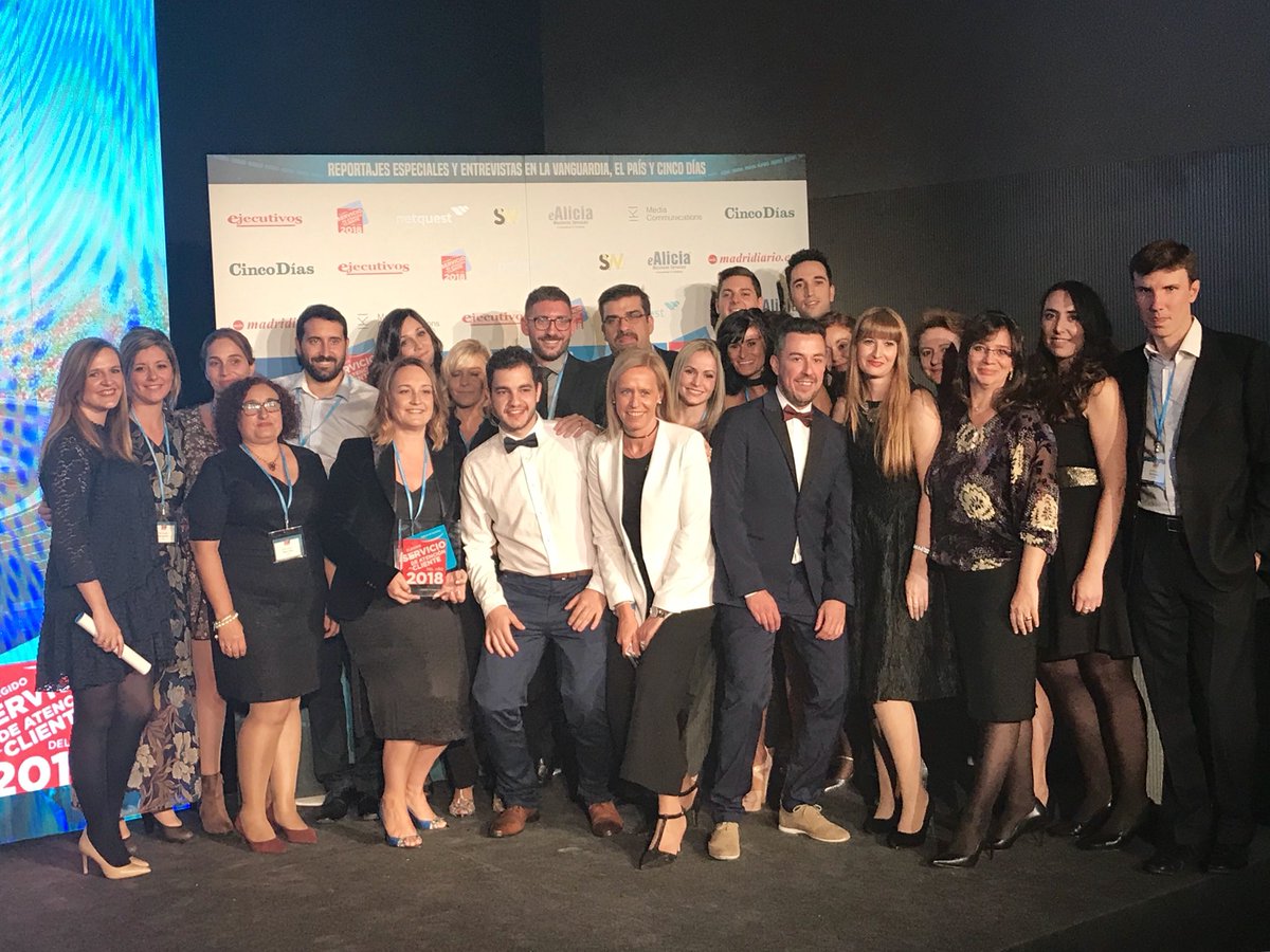Direct_es's tweet photo. No hay dos sin tres: acabamos de ganar el premio @LideresServicio en la categoría de seguros! Un premio que es de todo DIRECT! #GALAELSA2018 https://t.co/PteEt2MAx1