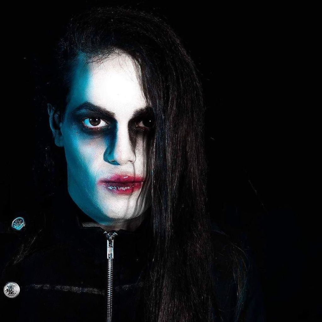 Pentex_SM's tweet photo. We are all mad here. (Photo by @sara._gomez, makeup by @poisonjacky666) 
#goth #gothboy #androgynous #queer #hallo… https://t.co/OoBDpyWE5I https://t.co/UF0FbxdF6o