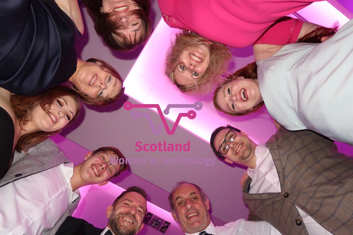 SeySusan's tweet photo. Table 31 at #SWITawards2017 Selfie comp #inittowinit @pixeyio @EndrickConsult https://t.co/QwkmKnj7ni