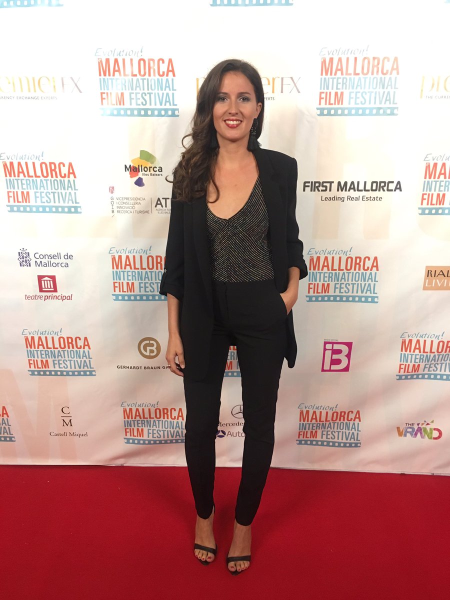 MelisaAliaga's tweet photo. Un placer presentar un año más la gala de apertura del @EVOLUTIONIFF @IB3 @teatreprincipal #emiff2017 📽🎙 https://t.co/GN7dUIXuRP