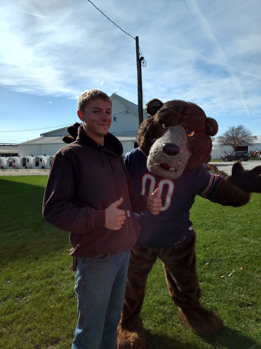 sdohle's tweet photo. Chicago Bears mascot Staley has joined the farm tour at KMR Dairy!  #FUTP60 @MidwestDairy https://t.co/BhkjONmADe