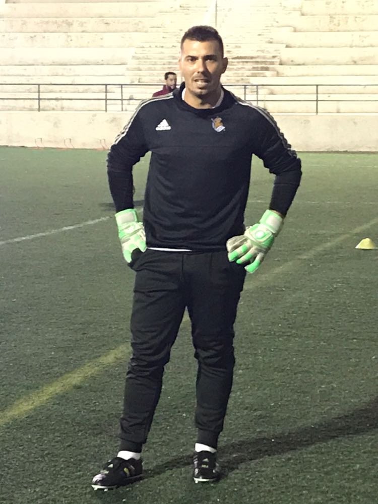 CFSuburense's tweet photo. El porter @nito_01 torna al CF Suburense. Benvingut a casa!!!! #2cat3 https://t.co/BzbAaLENvf