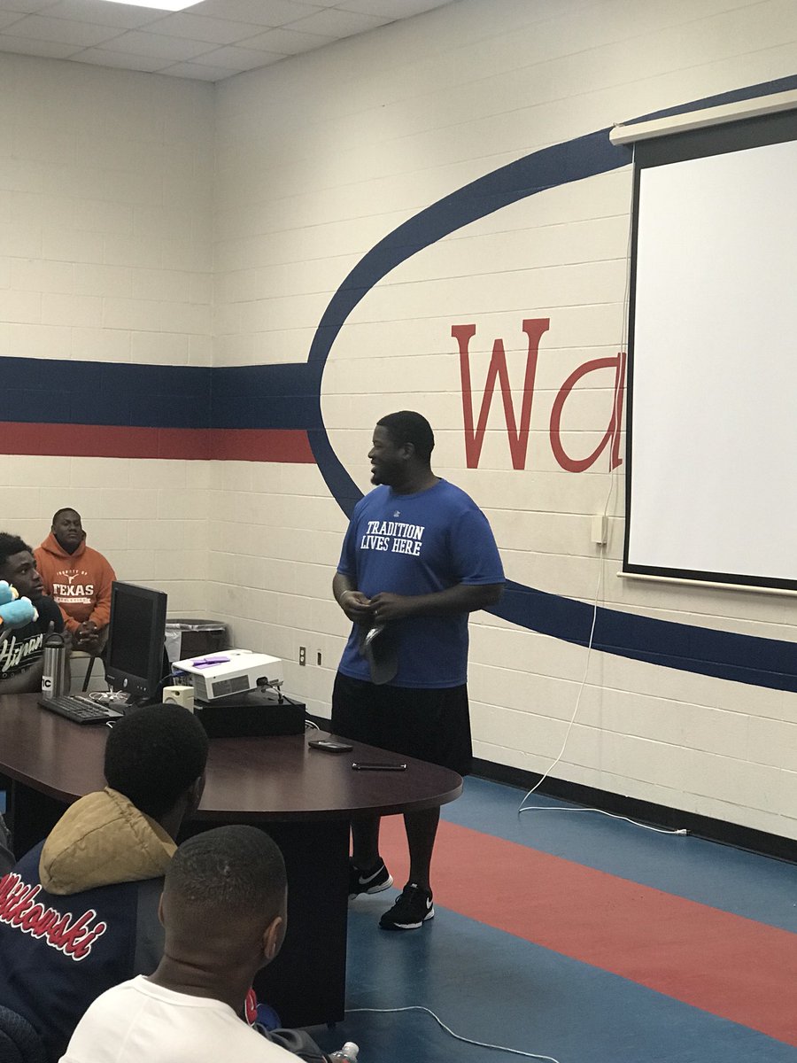 CoachWCompton's tweet photo. Blessed to have my boy in the house spreading the Good Word!!! Pastor Price making a road trip to Oak Ridge!!! #GodisGood https://t.co/zWM9TflCF0