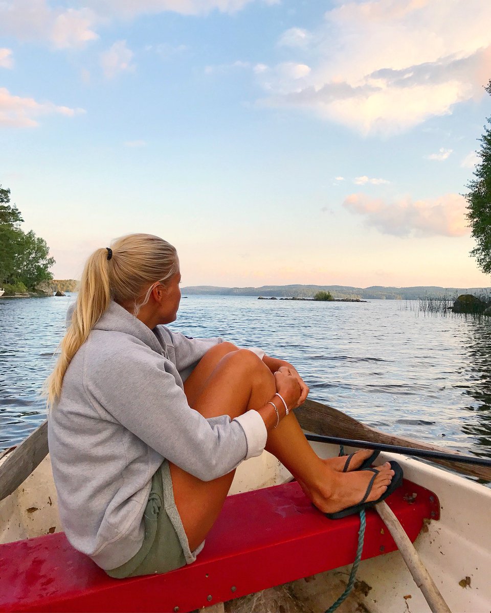 Vågorna gungar mig, under bar himmel seglar jag. Vågorna gungar mig, mot det lugn jag vill ha...