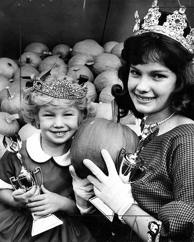 BiblioSzabo's tweet photo. Happy #NationaPumpkinDay! Pumpkin Queen and Princess from #1961 #GranadaHills #SFV #ValleyTimes @laplphotos https://t.co/zeaga40EEm