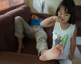 TheCartoon3's tweet photo. Somebody Smelled @RetroToMetro1 Feet #OMG #feet #smelly #follow4follow #like4like #HalloweenWasFunWhen #Halloween https://t.co/n69oNVEvCv