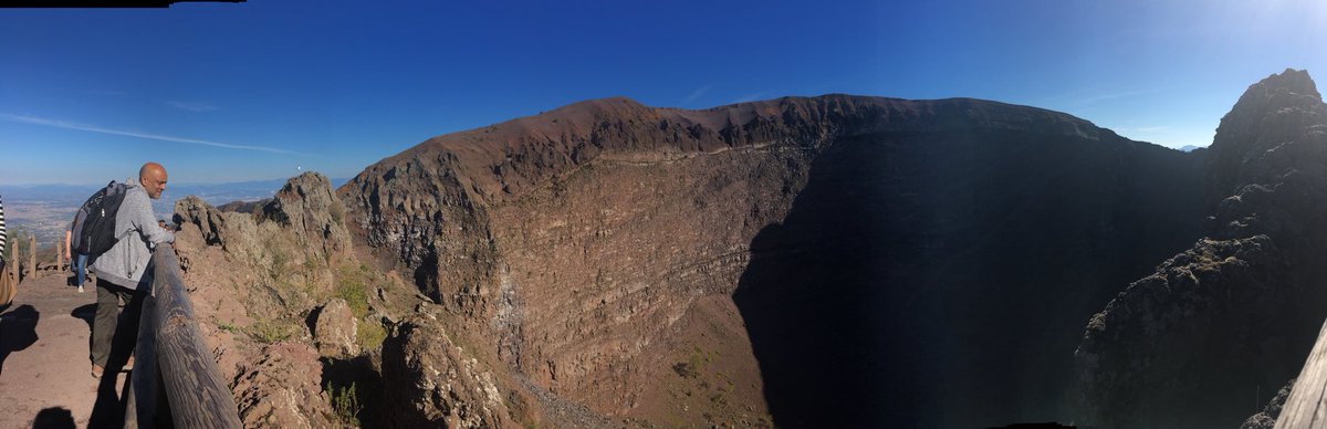WriGeog's tweet photo. We made it! #volcano #Vesuvius #bucketlist @WrithlingtonSch https://t.co/higo9XtDJE