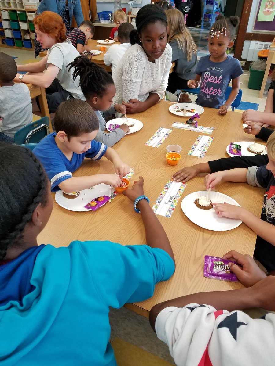 dardis_school25's tweet photo. School 25 and Allendale of Columbia community partnership pumpkin painting. The kids loved it!!! https://t.co/yPZtXbX6D2
