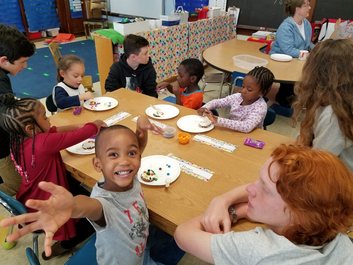 dardis_school25's tweet photo. School 25 and Allendale of Columbia community partnership pumpkin painting. The kids loved it!!! https://t.co/yPZtXbX6D2