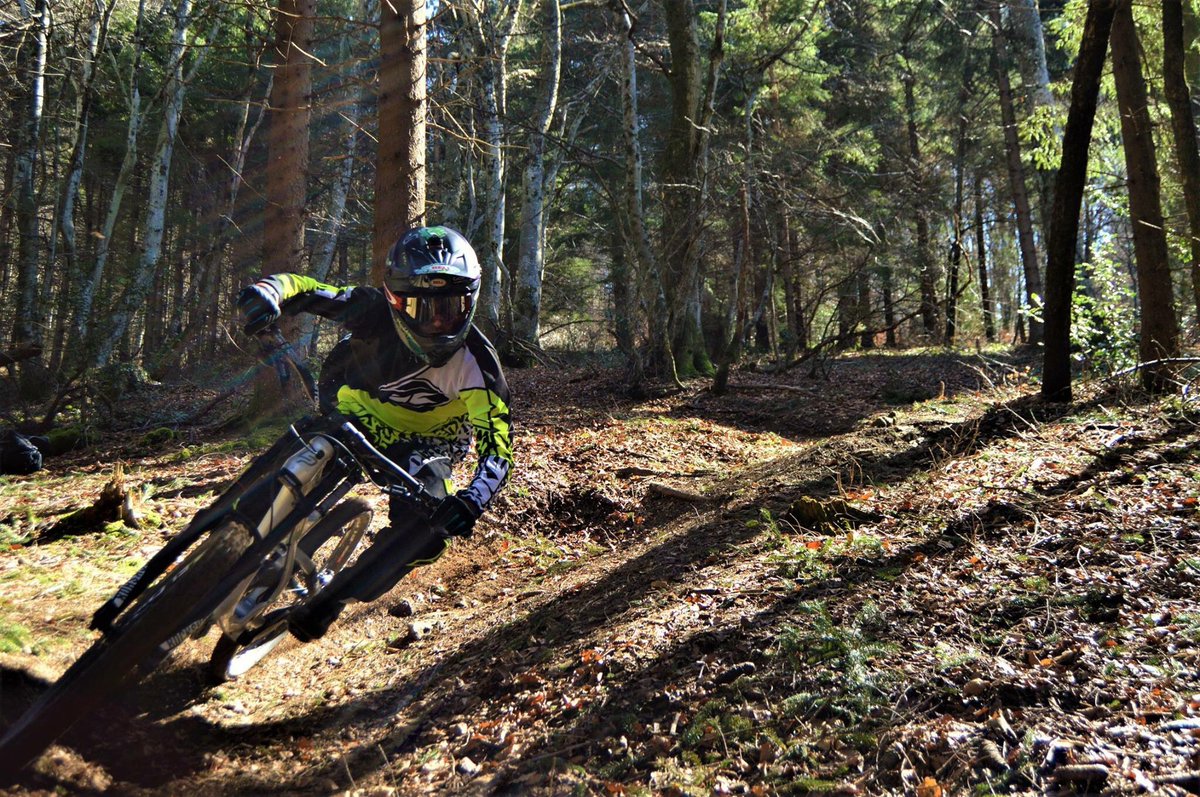 Suivrez nous sur Facebook #downhill <a href="/KennyRacing81/">Kenny Racing</a> @BellHelmetsUK <a href="/RockShox/">RockShox Suspension</a> #fire #balls #bike @probikeshop_off #voyage #sun #Nikon