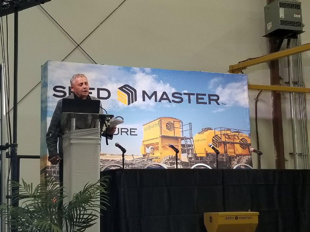 SeedMasterMfg's tweet photo. @NorbertBeaujot takes the stage to talk about the future of #SeedMaster and #Dot #MSC17 https://t.co/x6gSsTq0fx