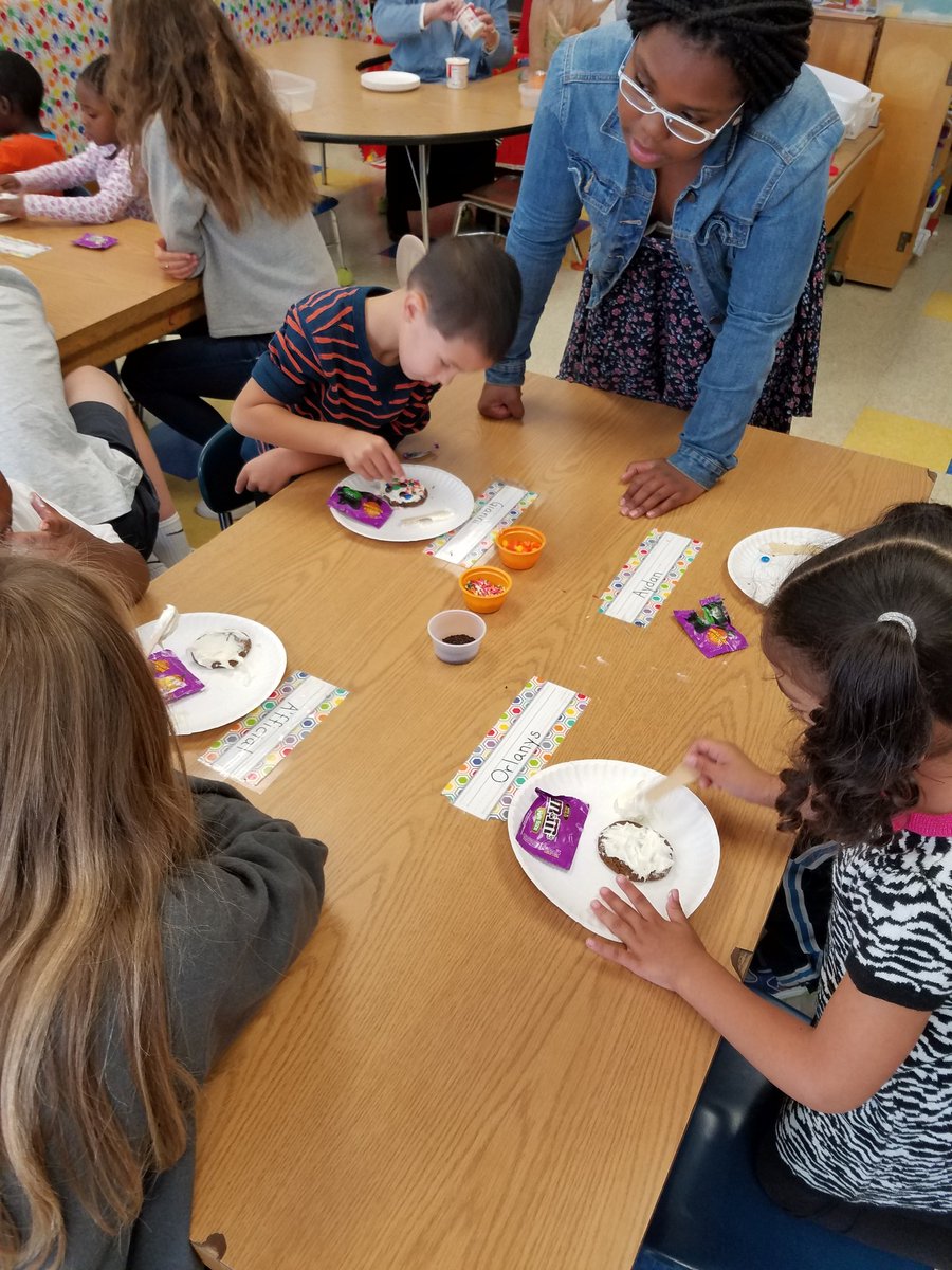 dardis_school25's tweet photo. School 25 and Allendale of Columbia community partnership pumpkin painting. The kids loved it!!! https://t.co/yPZtXbX6D2