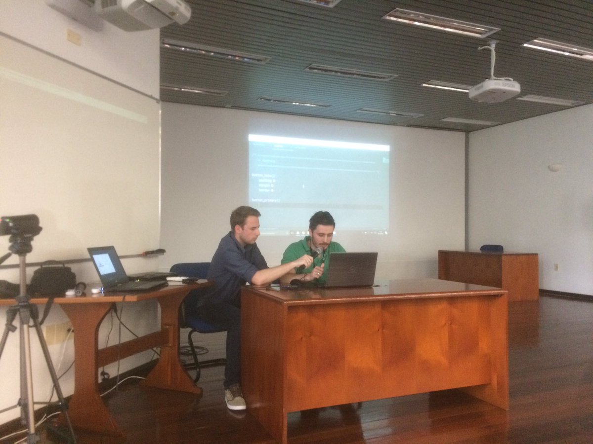 diracijunior's tweet photo. #Stylus #Pug Developer Experience no Front-end foi a palestra do Ueslei Souza #HandsOn #cwitechtalks @CWISoftware https://t.co/zR4X3uJzJo