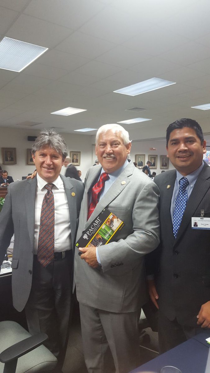 CIAOrganico's tweet photo. #JIA2017 Entrega de Chocolate Orgánico Ecuatoriano 🇪🇨al director del IICA, @VICTORMVA por parte de Rubén Flores @AgriculturaEc y @TorresEuro https://t.co/iTEOom8qOU