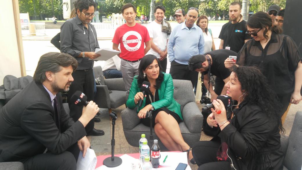 SubPrevDelito's tweet photo. Subse. Carrasco conversando en Plaza de la Constitución con @adnradiochile sobre la Expo #ImpactaSeguridad @labgobcl https://t.co/6hyB3uFLz2