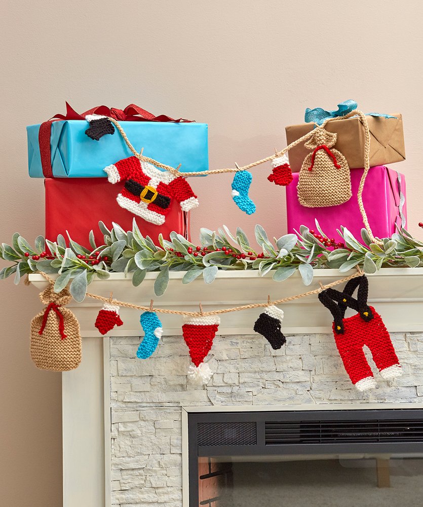 RedHeartYarns's tweet photo. Your #ChristmasDecor starts with this Santa garland! #EasyKnitPAttern https://t.co/Yag05XyWCl https://t.co/XGxvwusxyk