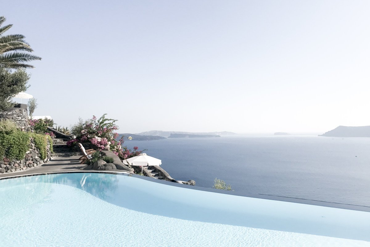 softer_volumes's tweet photo. Check out our review of the stunning @PerivolasHotel in Santorini, Greece: https://t.co/TtD2fSef9A #oia #santorini #travel https://t.co/i2Nhj0Ve1n