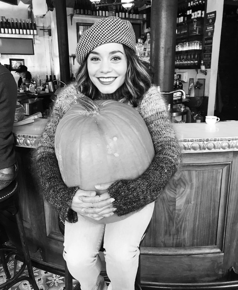 VanessaHudgens's tweet photo. Will someone please give me a knife so I can carve this BEAUTY🎃🎃🎃🎃🎃🎃 https://t.co/LWBTu7LMvF
