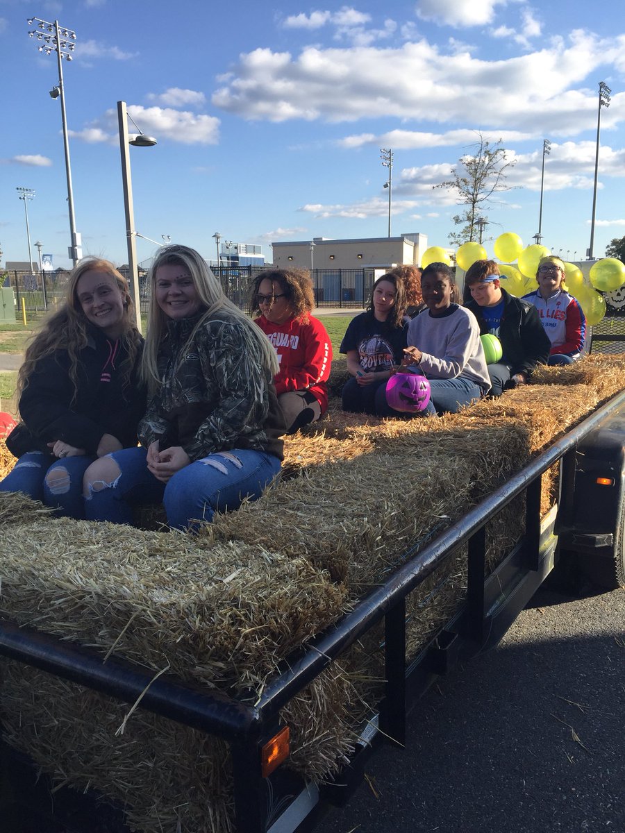 lacey_dixon's tweet photo. So proud of Dover FFA representing at the homecoming parade! #CSDDoverhigh @mrsTaylordhs @DrVosh_DHS @pinkett_t @eugene_montano https://t.co/xYIayeKzqH