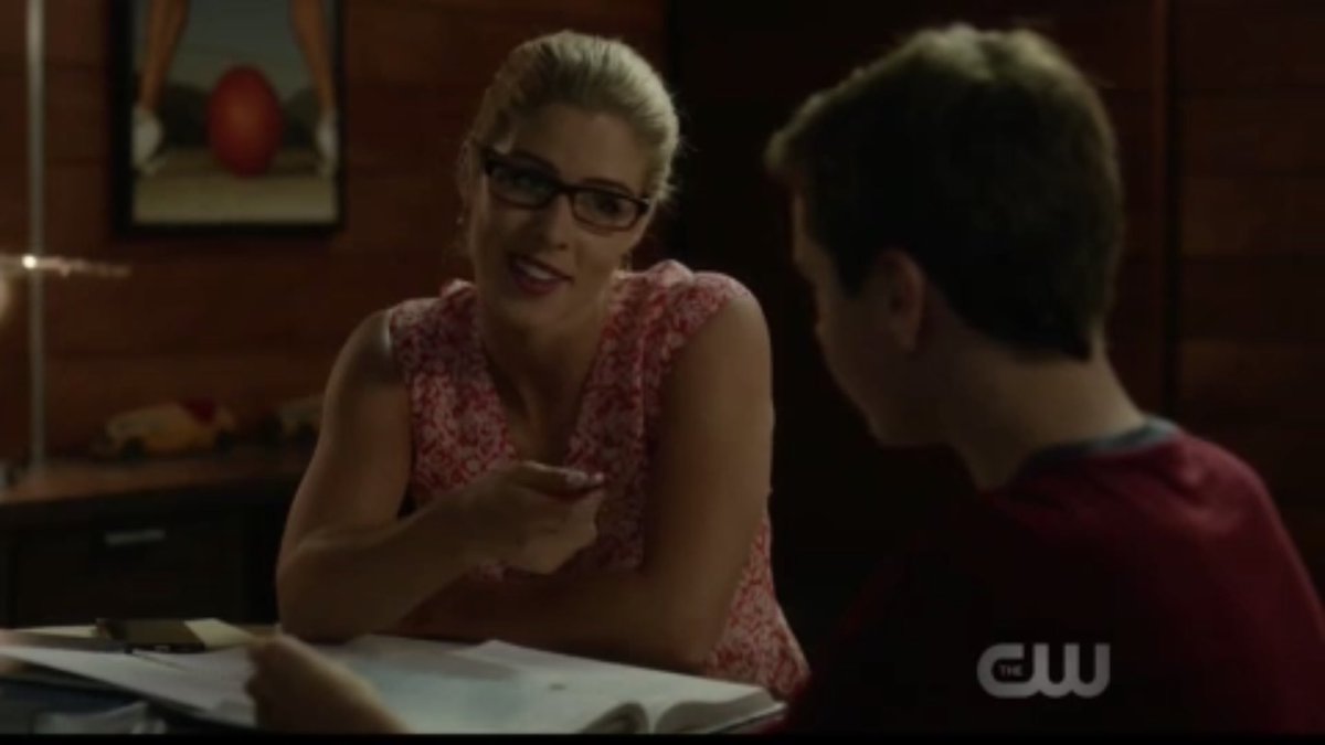 StarlingCityJ's tweet photo. Felicity tutoring William was the cutest 😍 Oliver watching them and bringing snacks❤️
W:”she’s pretty cool” O: “she is” 😭 #Olicity #Arrow 🏹💚 https://t.co/iIA26IM8Sv