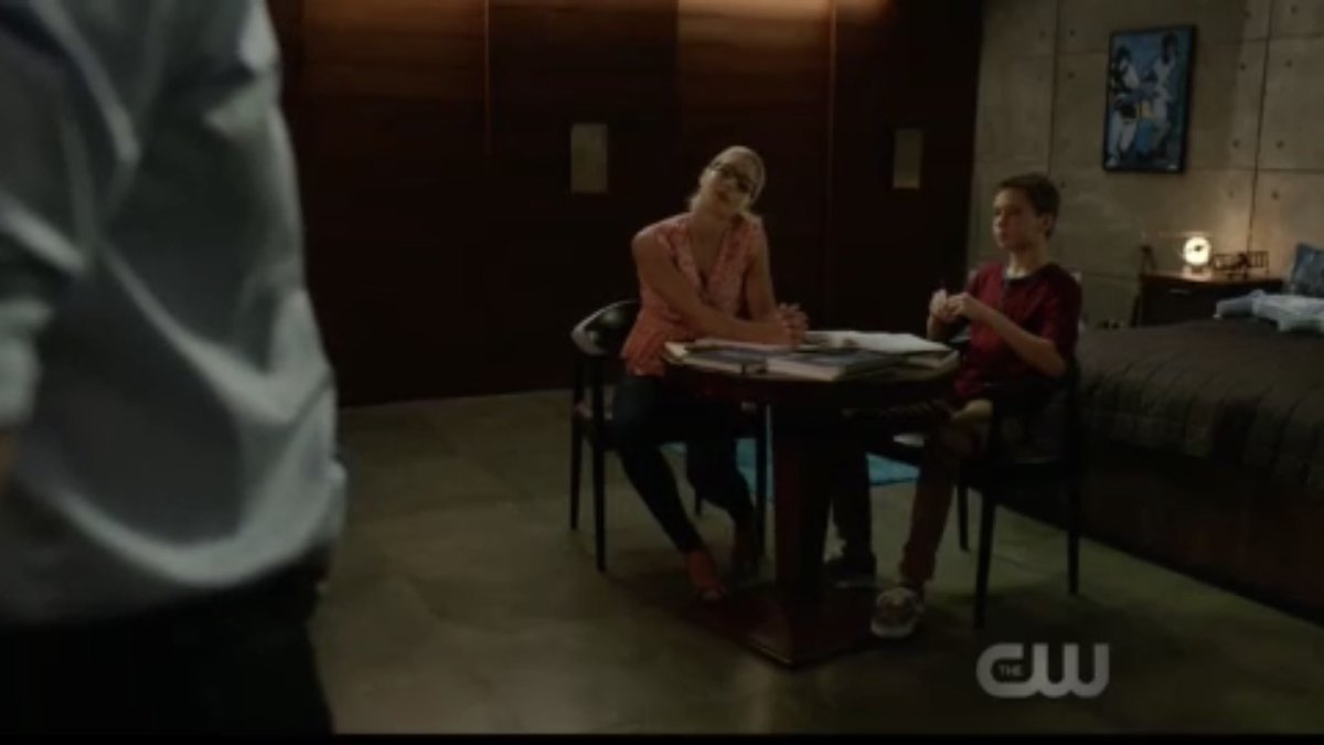 Felicity tutoring William was the cutest 😍 Oliver watching them and bringing snacks❤️
W:”she’s pretty cool” O: “she is” 😭 #Olicity #Arrow 🏹💚