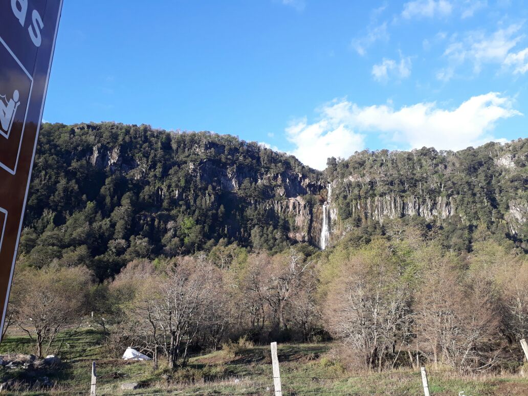 Liss_ritz's tweet photo. Hoy camine hasta llegar a esa cascada. Subir fue un poco cansador, pero bajar.. ya veía que me sacaba la cresta pero #digna https://t.co/K1S3AnvhNO