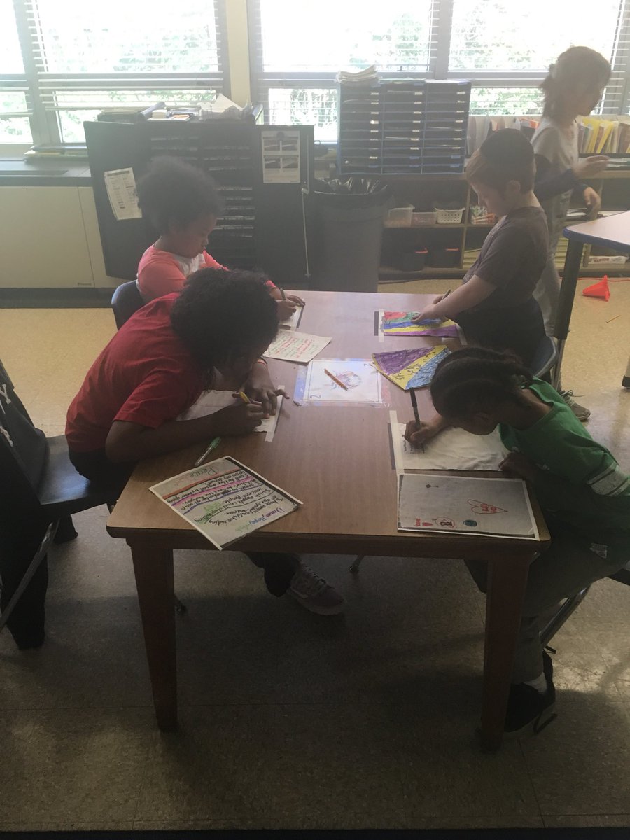 underwoods2006's tweet photo. 4th grade dreaming away! #dreamflags @jodiloneill @WellwoodIntlES https://t.co/wZe9NevEAg