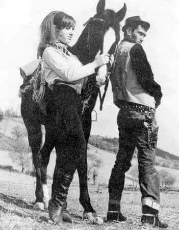 Biz dosta selamı, 
yare sevdayı iyi biliriz. 

Yeterki dost yürekli, 
yar vefalı olsunnn...

.
DERSİMCE