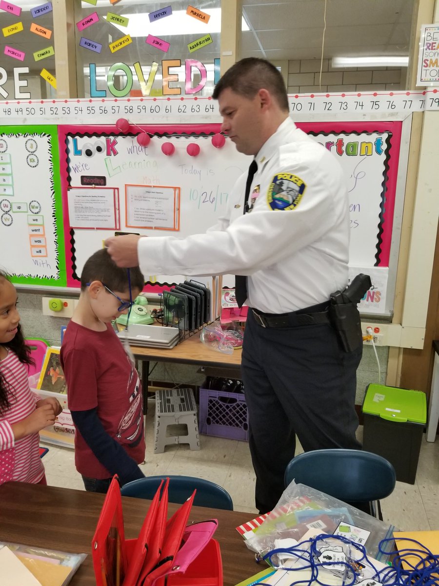 MrsDamianoDL's tweet photo. Lt. Damiano was handing out badges like candy! We earned them! #OfficialWordDetectives @OssiningSchools @Wtrager1wtrager https://t.co/6CLYklXPtL