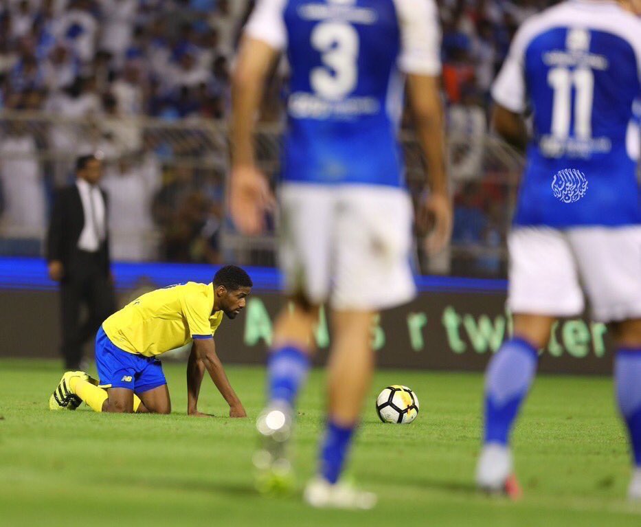 عوض خميس امام الهلال..