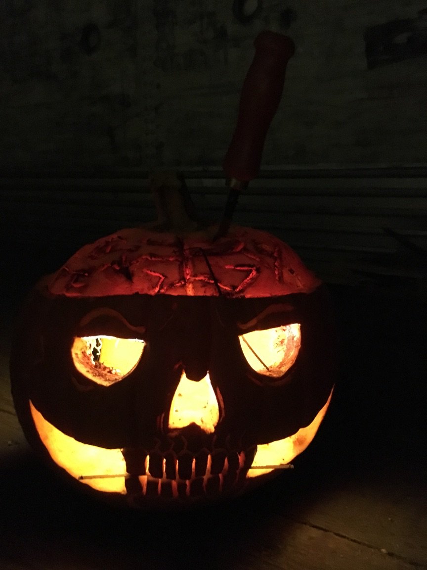 And the team with the winning pumpkin carving goes to..... Night team B!!! Congratulations Julie &amp; team! #OneTeam #wereallwinners #met209