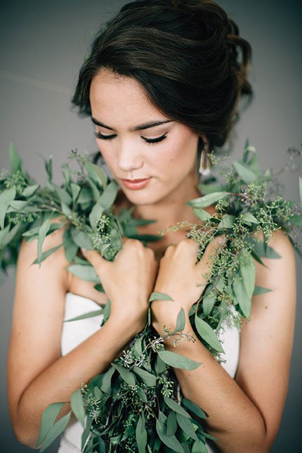 Monochrome design layers tints and shades of a single color to create a high-style wedding. bit.ly/2qMwJvO  #lindseyshaunphoto