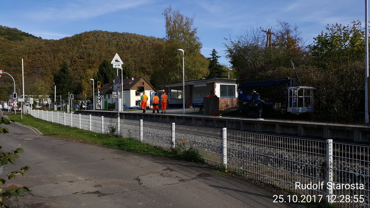 RudiStarosta's tweet photo. #rurtalbahn kein #bahnhofsfoto #Heimbach #Hausen #Blens #Abenden https://t.co/iZp4J39moK