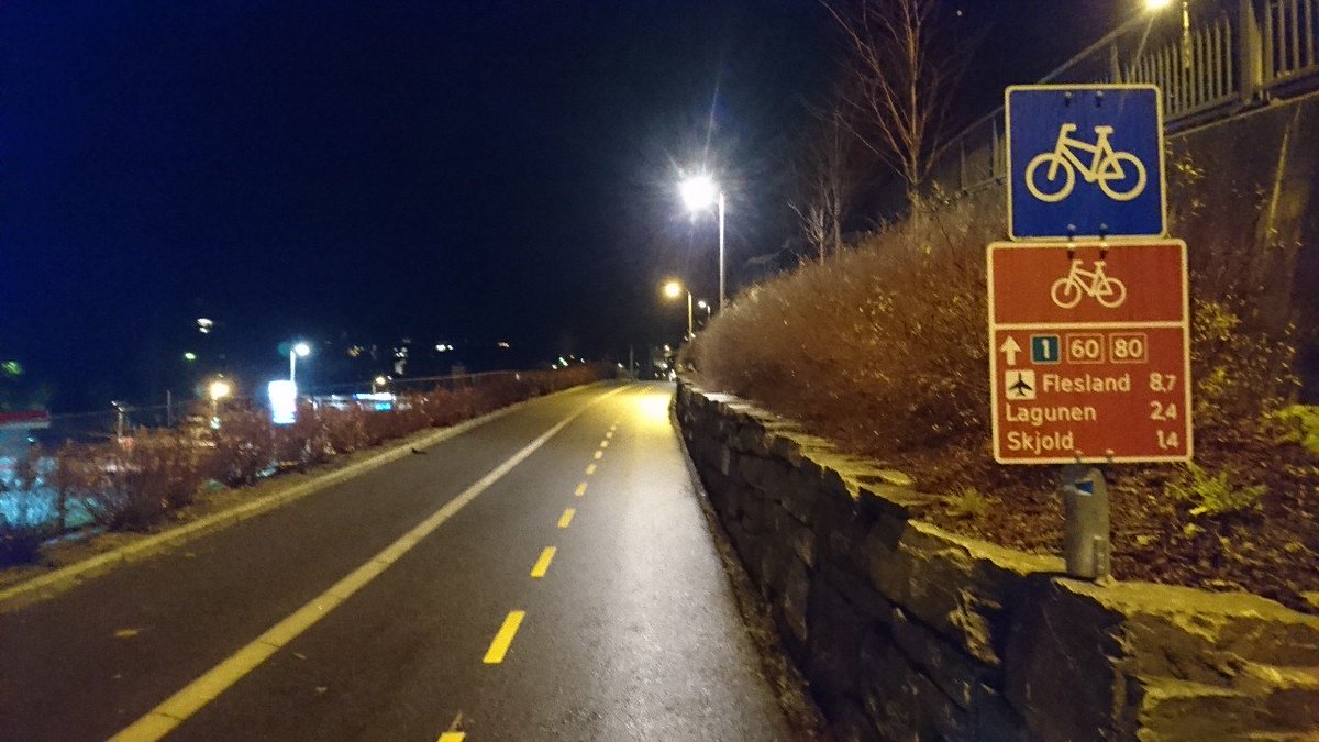 Det ble lys! Godt å ha lysene tilbake på sykkelveien forbi Skjoldskiftet. Takk til @BKK_konsern.