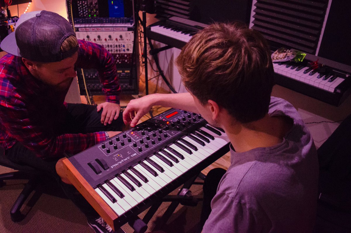 DLeightonMusic's tweet photo. To many sounds to choose from!! 🎹🎹 @olimar5 @dsiSequential https://t.co/CgQhIh1fEW