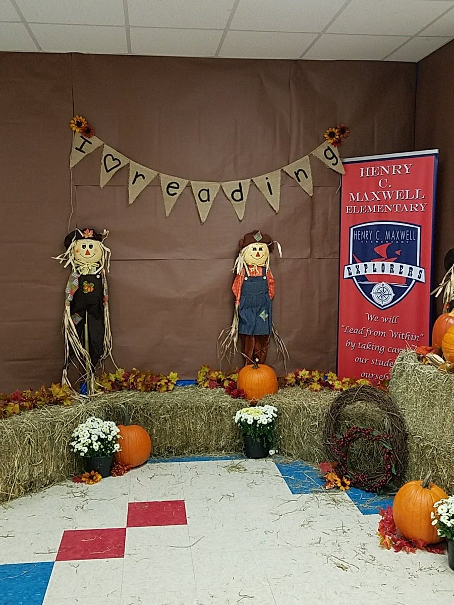 baileykz's tweet photo. Literacy Night Photo Booth is ready!! @MaxwellMNPS https://t.co/hAsUDjNL1V