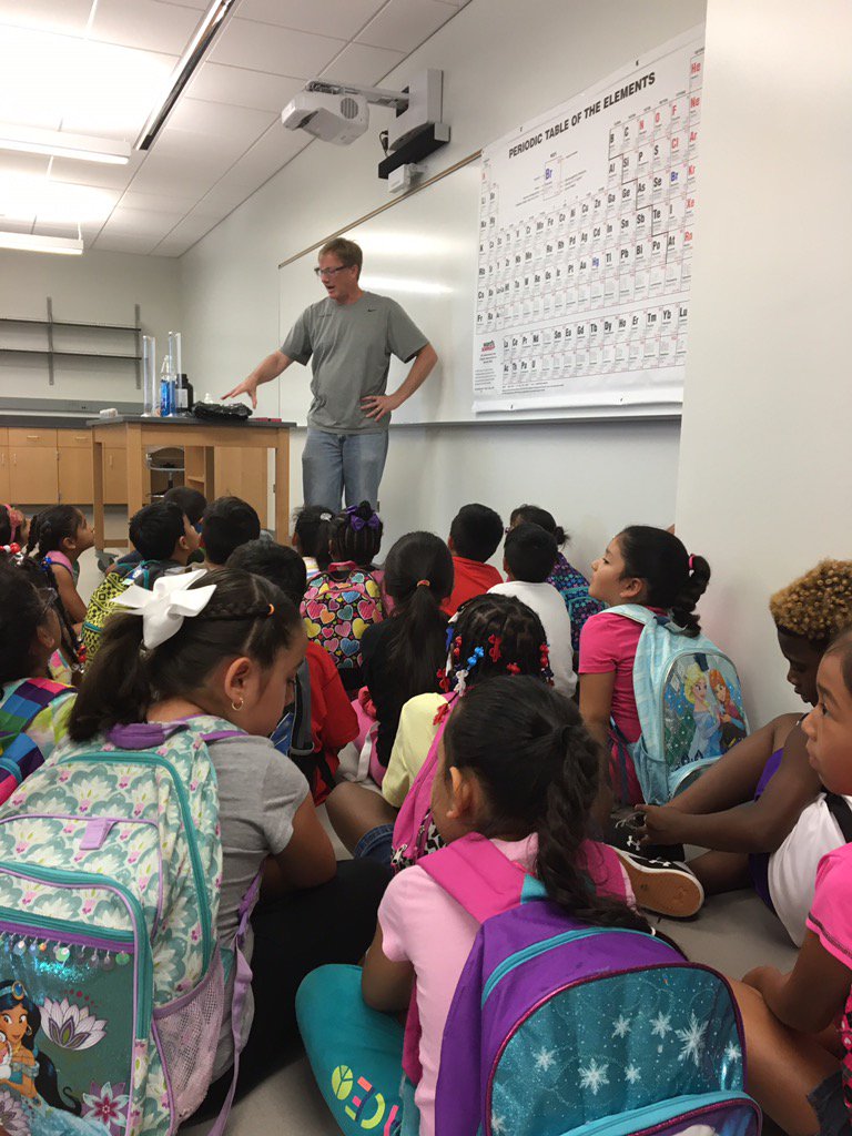 JSSCollegeBound's tweet photo. JSS have Fun with chemistry and Dr. Brandt! https://t.co/4B0dhCCqHC