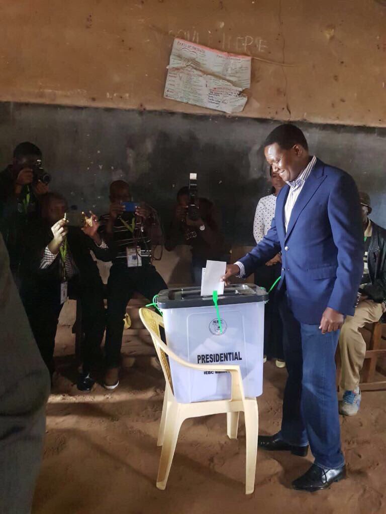 MuokNyabinda's tweet photo. Meet the man who managed to tarmac 500km road in 30days and failed to cement the classroom floor of his own community and village school😬😬😬 https://t.co/96P5eHKDrA