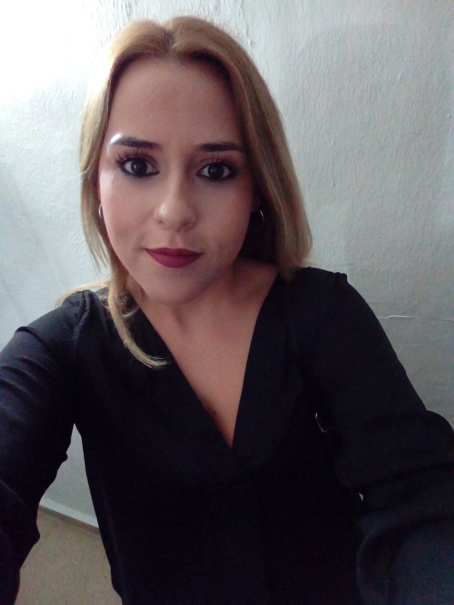 azaraha's tweet photo. Si pudiera echar atrás el reloj 
Y así poder soñar juntos tu y yo No me importa la distancia 
Ni kilómetros por recorrer. 🎶🎶 #BuenasNoches https://t.co/50LV626Lro