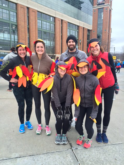 Dash around the ballpark this Thanksgiving! The @DashMilwaukee 5K run/walk benefits @FeedAmericawi! Save on registration by 11/3!