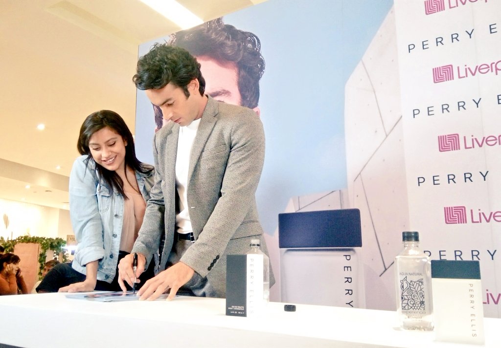 satusmedia's tweet photo. Estamos con @AaronDiazMX en #LiverpoolPolanco @liverpoolmexico en la firma de autógrafos de la nueva fragancia de @PerryEllis https://t.co/VV36e7o6je