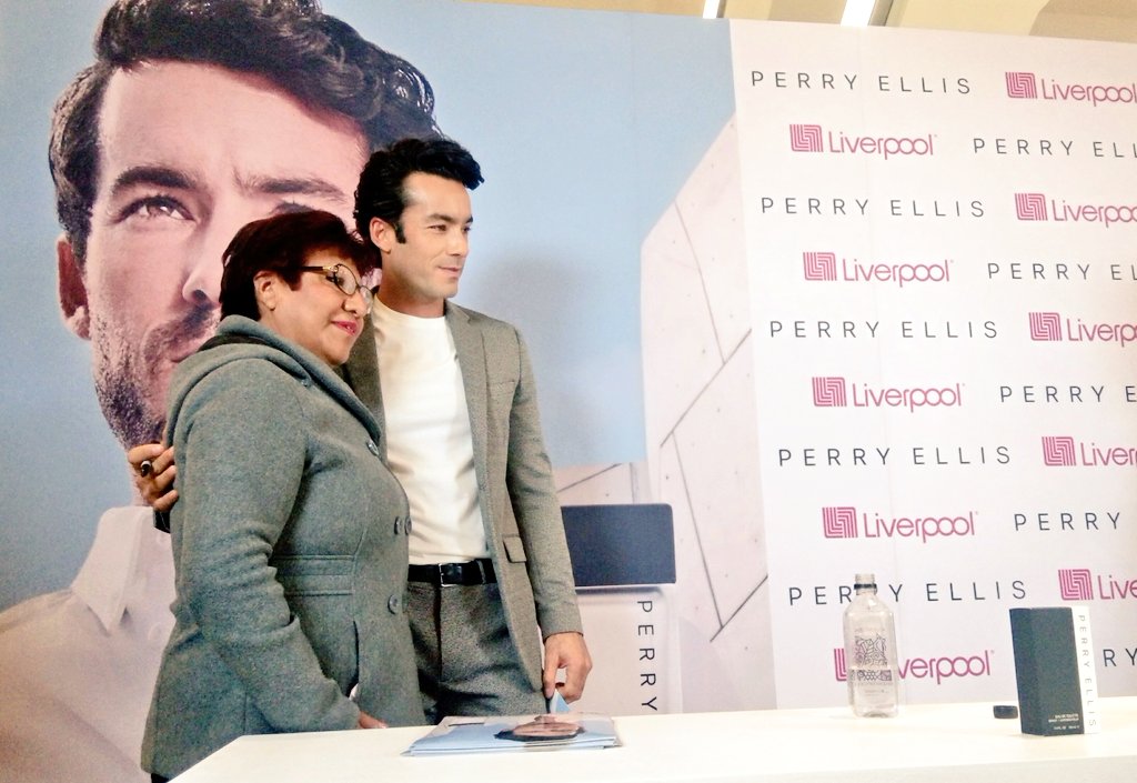 satusmedia's tweet photo. Estamos con @AaronDiazMX en #LiverpoolPolanco @liverpoolmexico en la firma de autógrafos de la nueva fragancia de @PerryEllis https://t.co/VV36e7o6je