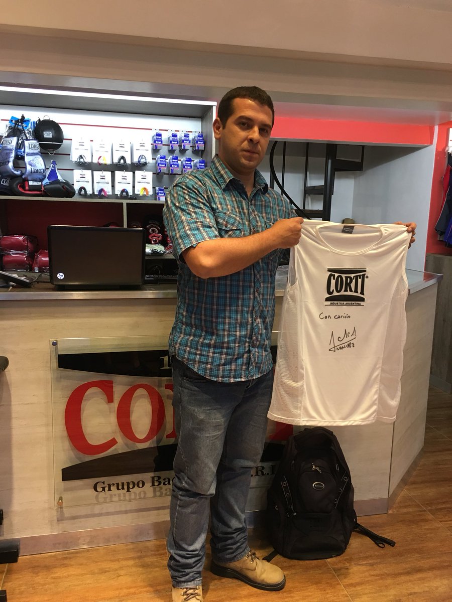 ¡Ya retiraron la musculosa autografiada por <a href="/OmarNarvaezBox/">Omar Andres Narvaez</a>!
@musicaytablones fue el que tuvo suerte. 
Atentos que se vendrán más sorteos!