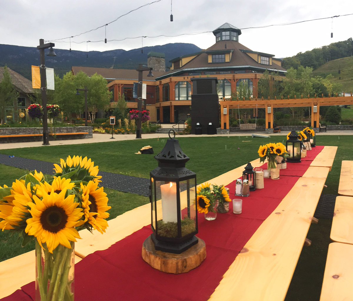 TopHatVT's tweet image. The @StoweMtnLodge is such a magnificent #venue! Have you looked at getting #married here for your 2018 #wedding? bit.ly/2jkrsdQ