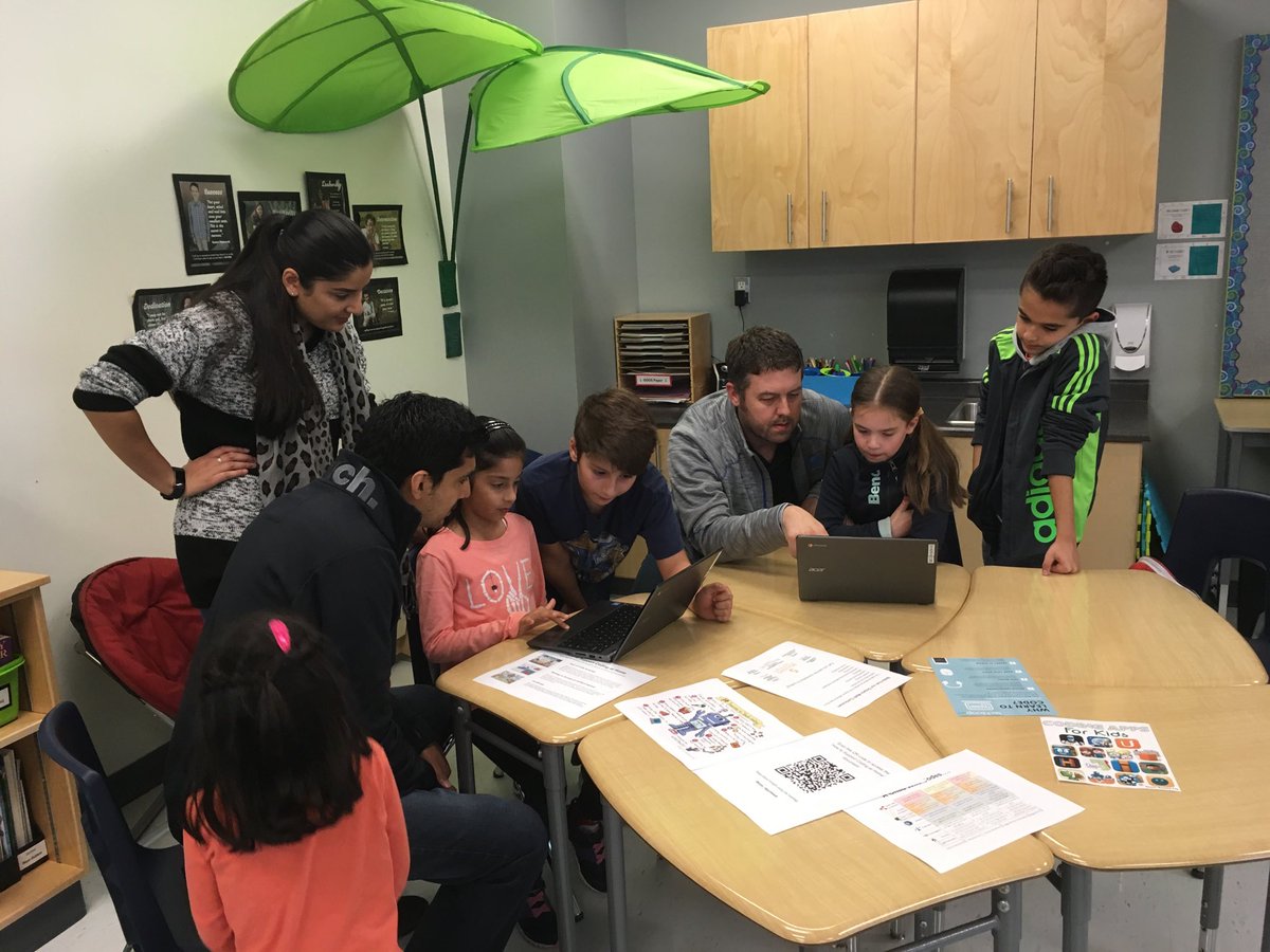 JorgensenKHPS's tweet photo. Parents learning coding from our incredible KHPS students! #khps_DigCitWeek
@KanataHighlands https://t.co/b7m3YdXOj8
