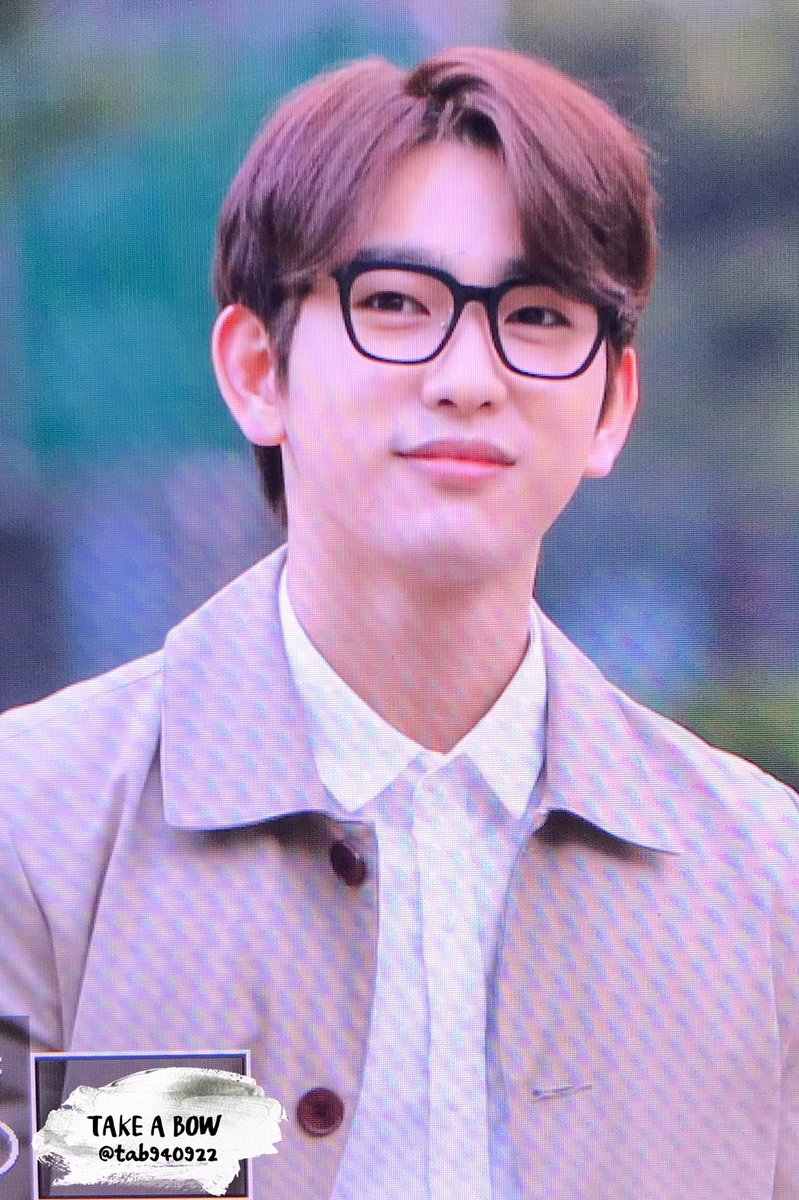 tab940922's tweet photo. 171027 뮤직뱅크 출근 #진영 🤓💕
#갓세븐 #Jinyoung #YouAre ✨✨ 찌녕이 화이팅😆👏👏 https://t.co/p5aYpXpmbL