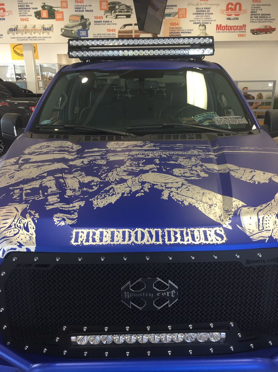 HickeyNum1's tweet photo. SHOUTOUT TO @HANROSTUDIOS!!  TY FOR BRINGING #FREEDOMBLUES DOWN TO @PEORIAFORD TO HELP US GET READY FOR OUR #VETERANSDAY SALE!!  #WorkOfArt https://t.co/m8MCEpRMwF