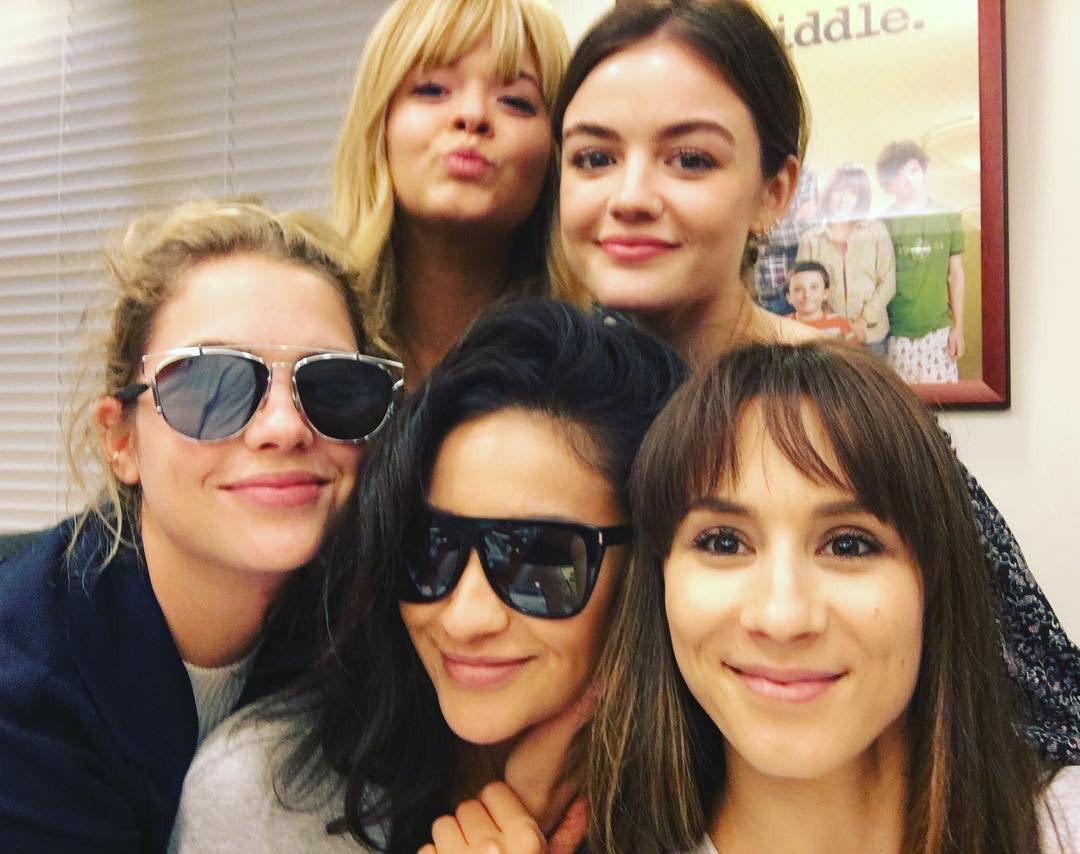 foreverpllcast's tweet image. Missing them on this day #PLLFamily #PrettyLittleLiars