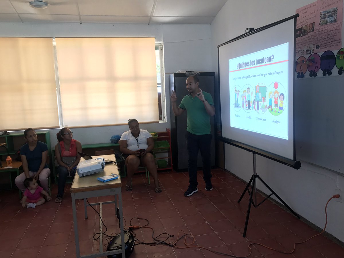 erika_fm16's tweet photo. #soyZ75 JN Roberto Mendiola trabajando con los padres de familia una sesión más del Taller de Escuela para Padres, nuevos aprendizajes.. https://t.co/lgDvHYY5T4